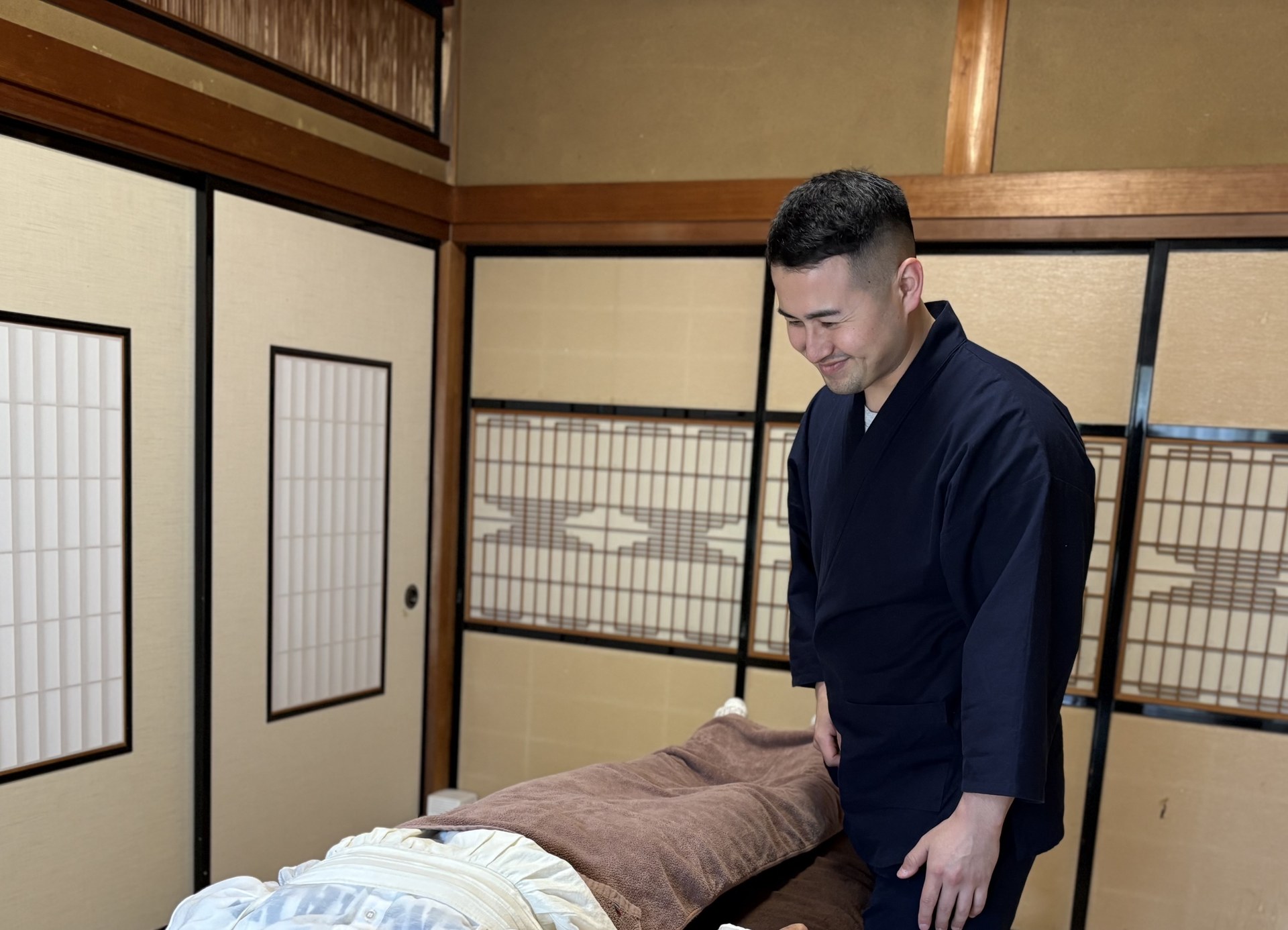 山岡鍼灸院の施術風景