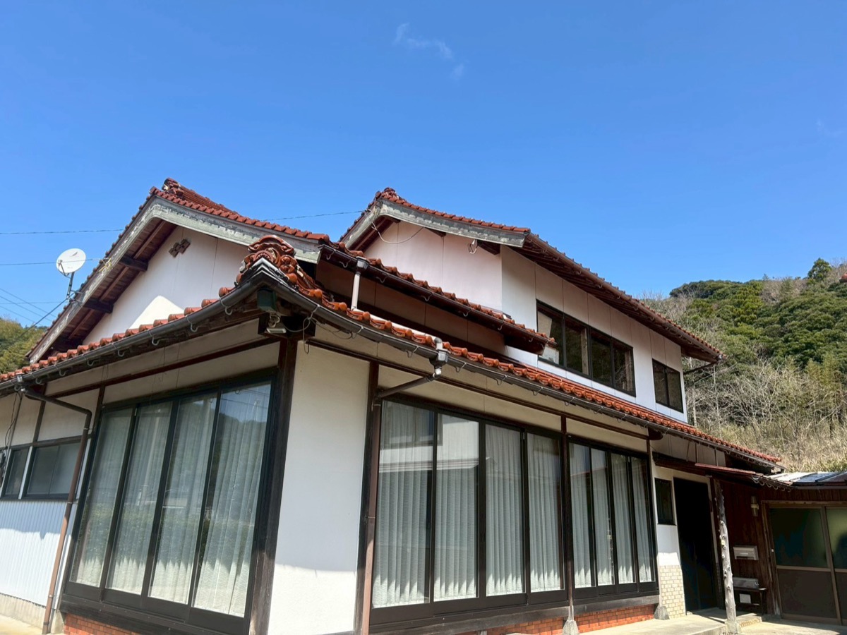 本院(上岡田町)の外観。赤い瓦屋根と白い壁、大きなガラス戸が目印