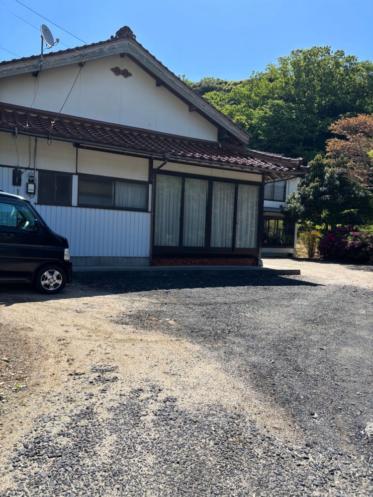 本院(上岡田町)の駐車スペース。建物の前の砂利の敷地