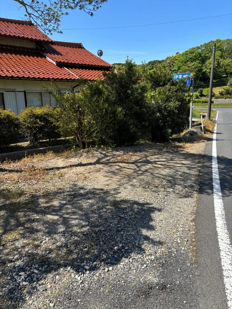 本院(上岡田町)の駐車スペース。道路脇の砂利の敷地